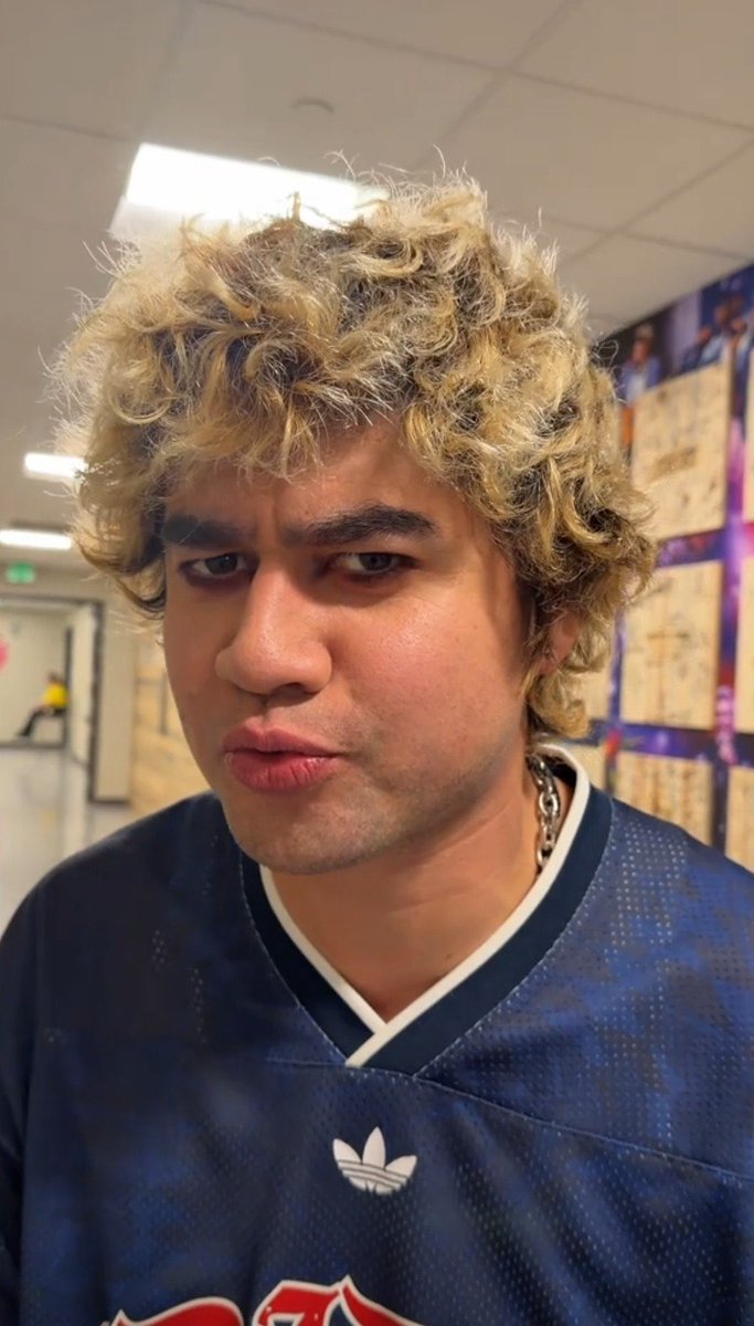 sunsetternjh's tweet photo. HIS HAIR OMG https://t.co/ptth0NYchV