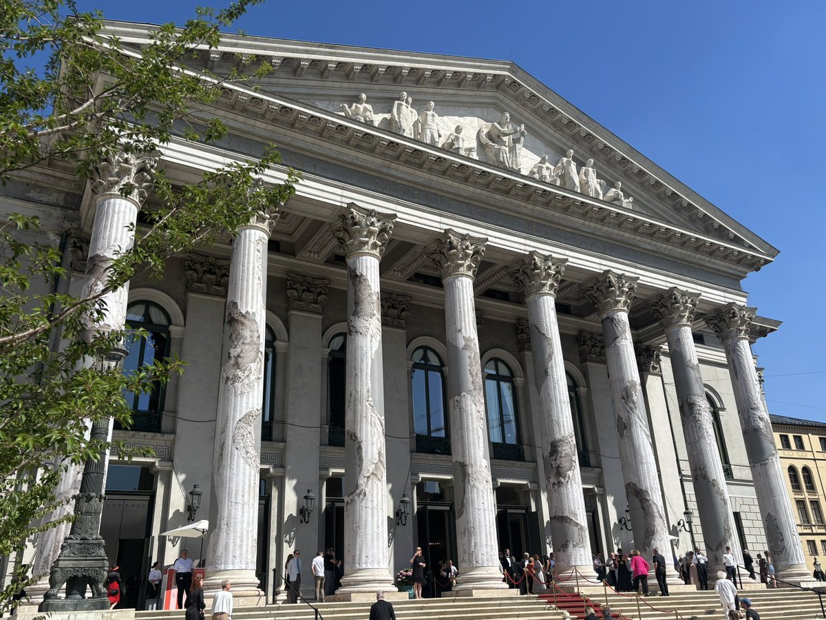 ManuelBrug's tweet photo. Musikalisch straff, markant, sängerisch toll mit einer jungen Generation von Wagner-Interpreten: insofern war das unter #Vladimirjurowski ein 🔝 gelungener Opernfestspiele-Auftakt @bay_staatsoper. #tobiaskratzer liefert #walküre in sehr einfacher Sprache, im 3. Akt unterkomplex👇 https://t.co/bl54vWncgV