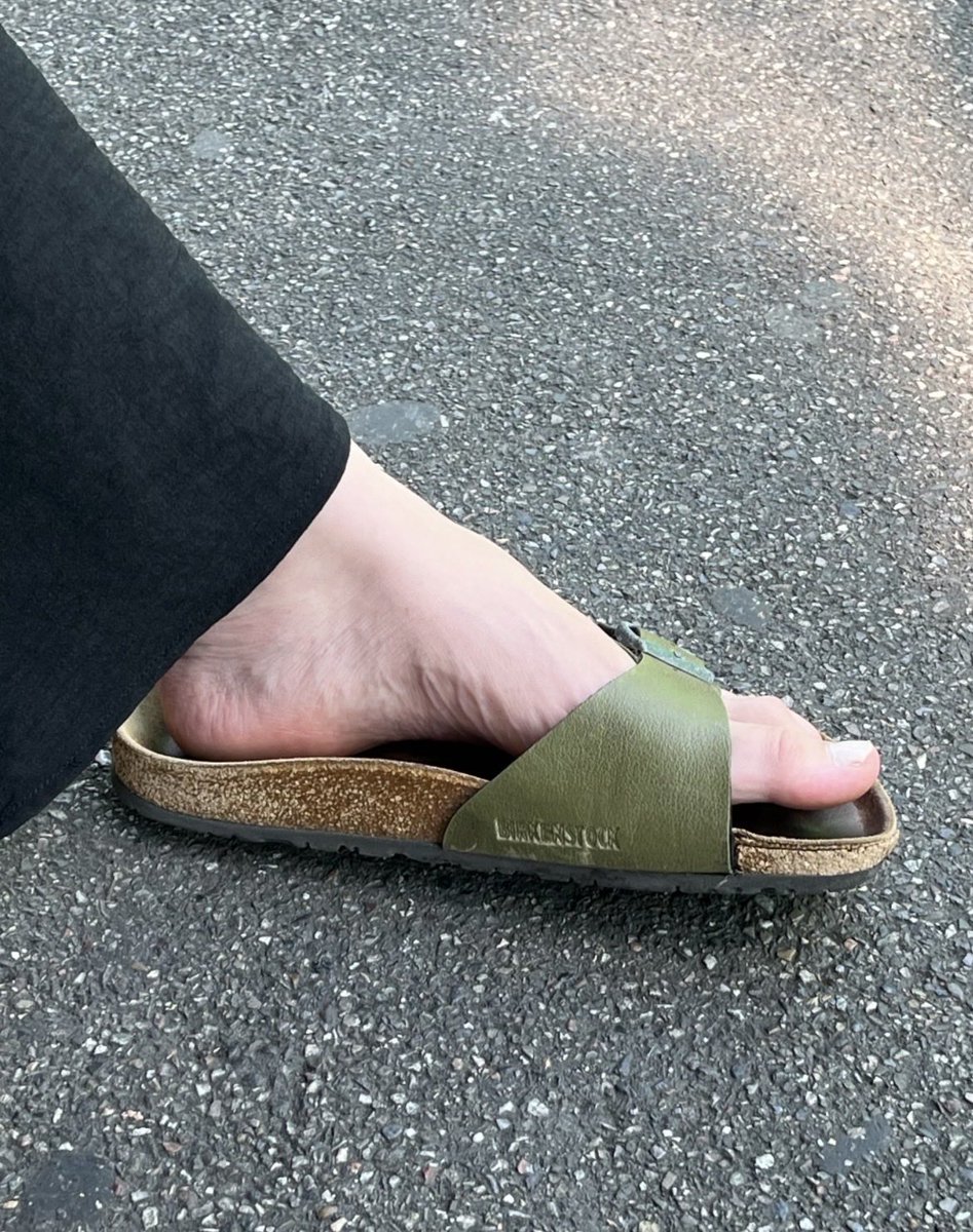 QueenGoddessRoo's tweet photo. #birkenstock https://t.co/3E8sunJvgP