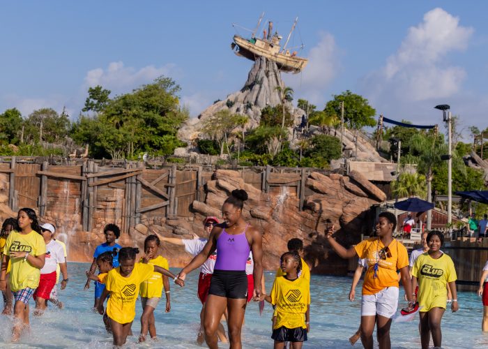 SwimmingWorld's tweet photo. Simone Manuel Leads World's Largest Swimming Lesson at Disney's Typhoon Lagoon - https://t.co/5wl8HeFVfF https://t.co/hdsaKJZYOk