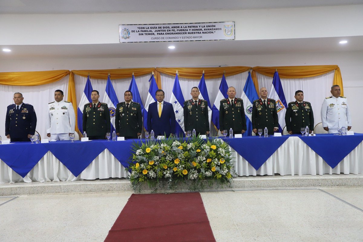 FFAAHN's tweet photo. #ClausuraFFAA ||En un ambiente de orgullo y compromiso con la patria, las #FFAA llevaron a cabo la ceremonia de graduación número N. 37 del Curso de Comando y Estado Mayor en la Escuela de Comando y Estado Mayor de las Fuerzas Armadas #ECEMFFAA.
Un total de 45 oficiales recibieron sus diplomas, medallas y reconocimientos tras culminar exitosamente esta etapa de formación profesional. Los graduados pertenecen al Ejército, Fuerza Aérea Hondureña y Fuerza Naval de Honduras.
La ceremonia fue presidida por las maximas autoridades militares. Este curso fortalece el liderazgo, la toma de decisiones y las capacidades estratégicas de los oficiales superiores ante escenarios de alta exigencia.
#FuerzasArmadasHN