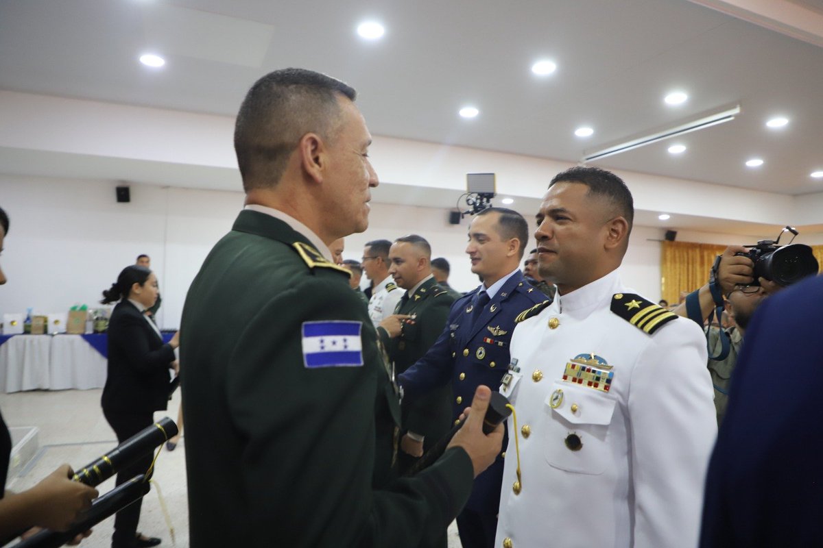 FFAAHN's tweet photo. #ClausuraFFAA ||En un ambiente de orgullo y compromiso con la patria, las #FFAA llevaron a cabo la ceremonia de graduación número N. 37 del Curso de Comando y Estado Mayor en la Escuela de Comando y Estado Mayor de las Fuerzas Armadas #ECEMFFAA.
Un total de 45 oficiales recibieron sus diplomas, medallas y reconocimientos tras culminar exitosamente esta etapa de formación profesional. Los graduados pertenecen al Ejército, Fuerza Aérea Hondureña y Fuerza Naval de Honduras.
La ceremonia fue presidida por las maximas autoridades militares. Este curso fortalece el liderazgo, la toma de decisiones y las capacidades estratégicas de los oficiales superiores ante escenarios de alta exigencia.
#FuerzasArmadasHN