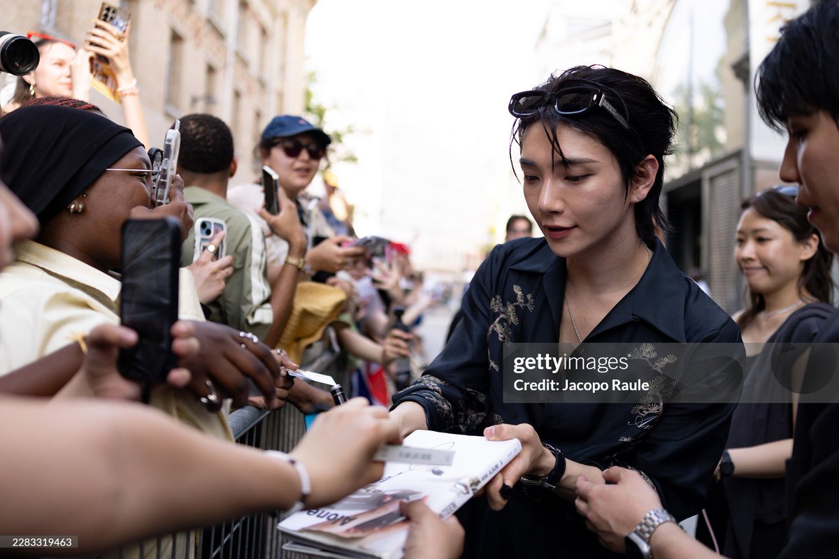 hjszones's tweet photo. always so lovely with fans! 

JOSHUA AT AMIRI PFW
#JOSHUAxAMIRI
#AmiriSS27
#ParisFashionWeek
@pledis_17 https://t.co/xOLYoMJSGa