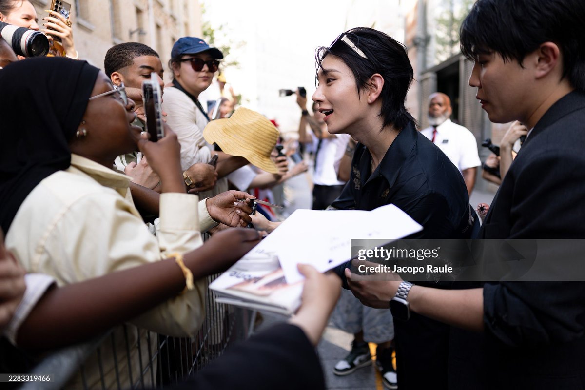 hjszones's tweet photo. always so lovely with fans! 

JOSHUA AT AMIRI PFW
#JOSHUAxAMIRI
#AmiriSS27
#ParisFashionWeek
@pledis_17 https://t.co/xOLYoMJSGa