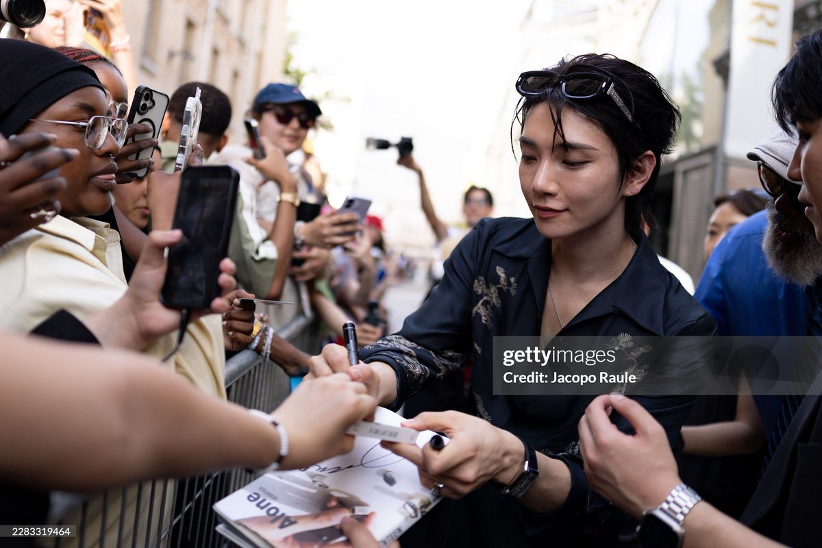 hjszones's tweet photo. always so lovely with fans! 

JOSHUA AT AMIRI PFW
#JOSHUAxAMIRI
#AmiriSS27
#ParisFashionWeek
@pledis_17 https://t.co/xOLYoMJSGa