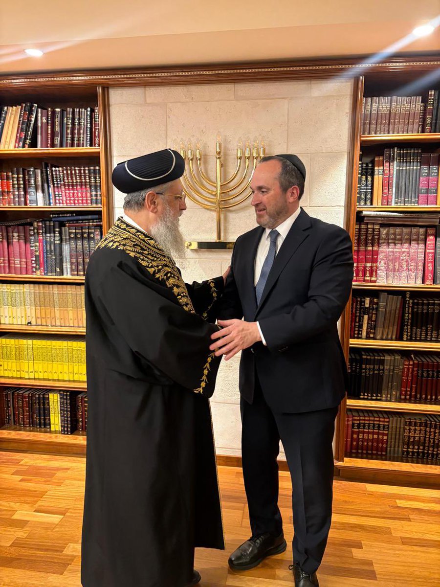 isaacsacca's tweet photo. El rabino Gabriel Sacca, Director General de Menora, participó como invitado especial en la reunión internacional de los festejos de los 40 años del Bet Midrash Iehavé Daat, superior academia rabínica de Jerusalén, y fue recibido por el Gran Rabino de Israel el Rishón LeSión, máxima autoridad religiosa, Rabí David Yosef. ¡Un honor para toda Argentina! #Israel