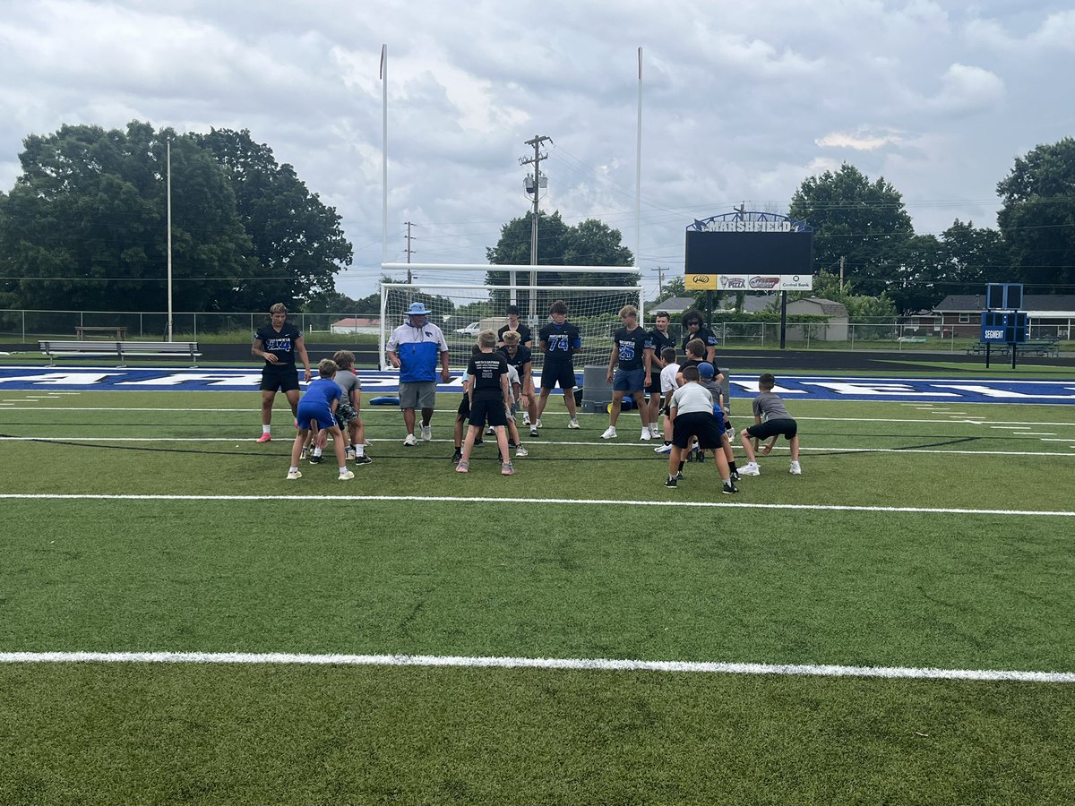 M_JaysFootball's tweet photo. Clips from Youth Camp! 79 youth football guys came out & got better! Coach Paul Lewis taught them some near foot tackling, got some secondary work, worked on using our hands on the D-Line, & got Mid-Double installed with our offensive guys at the end.
#BlueMachine
#TheFuture https://t.co/WWOacYEUNN