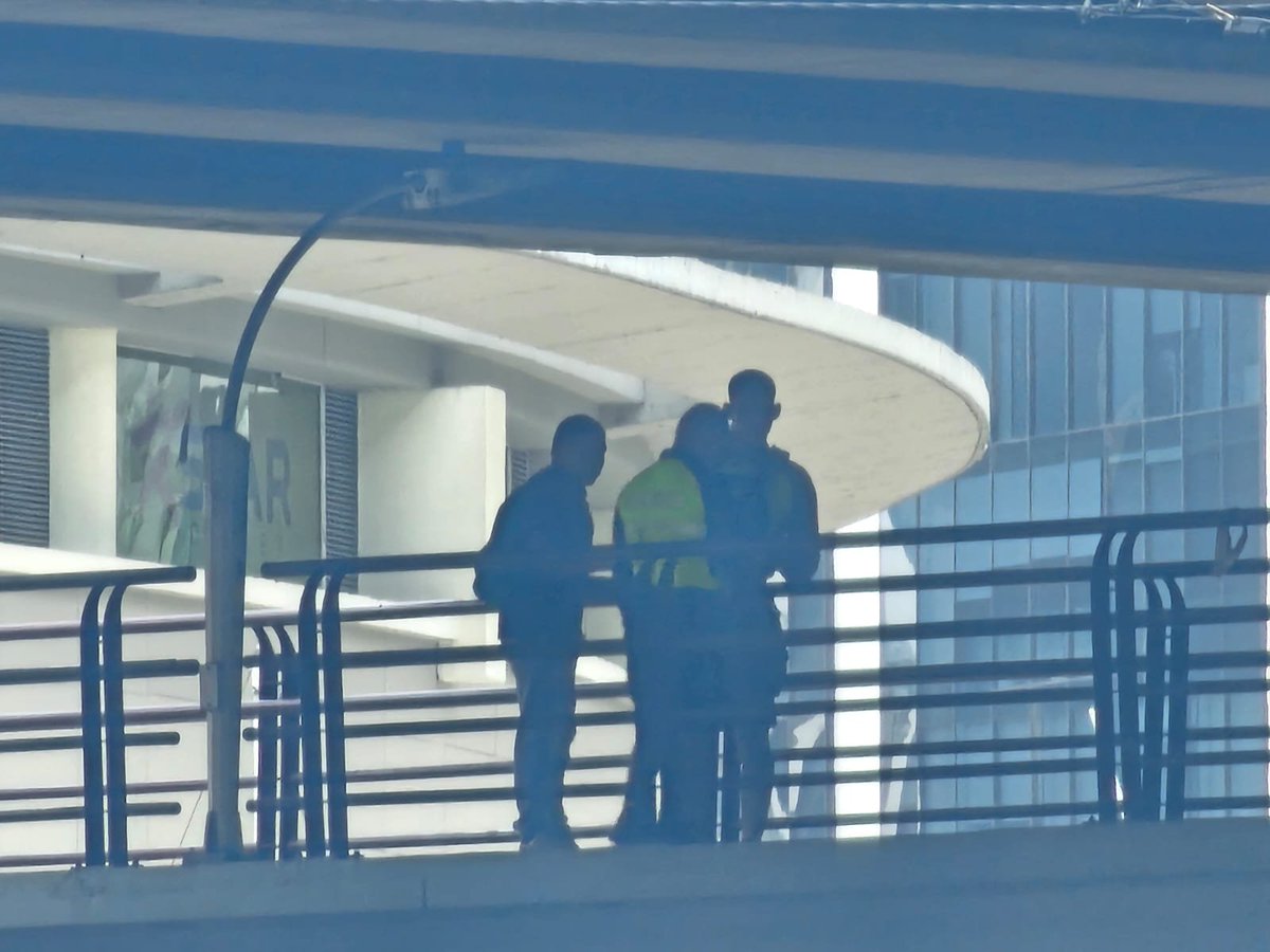 FRANCISCOJZAPPI's tweet photo. Hasta cuándo la Policía seguirá acosando a humildes trabajadores como si fueran delincuentes, emboscándolos en puentes peatonales?
 Mientras tanto, anoche ocurrió el robo al Titán y no había un solo policía para proteger a los ciudadanos. La seguridad debe enfocarse en combatir el crimen, no en hostigar al panameño que sale a ganarse el sustento.