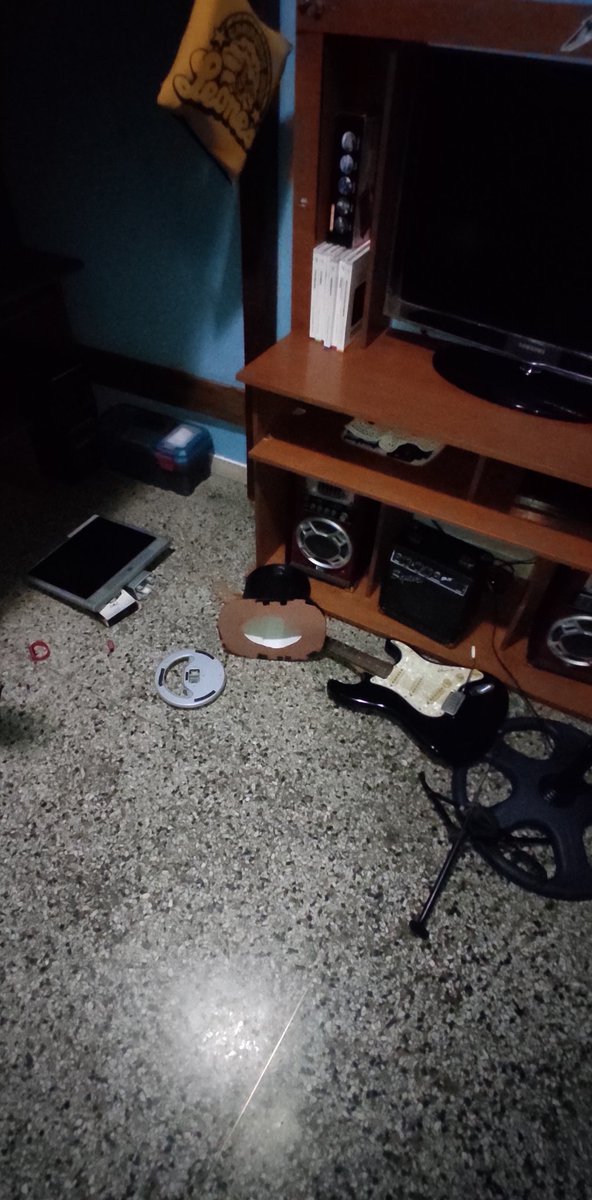 Alfonso23B's tweet photo. Así quedó mi cuarto luego del terremoto en Caracas 😖 https://t.co/4qcuB9qt1I