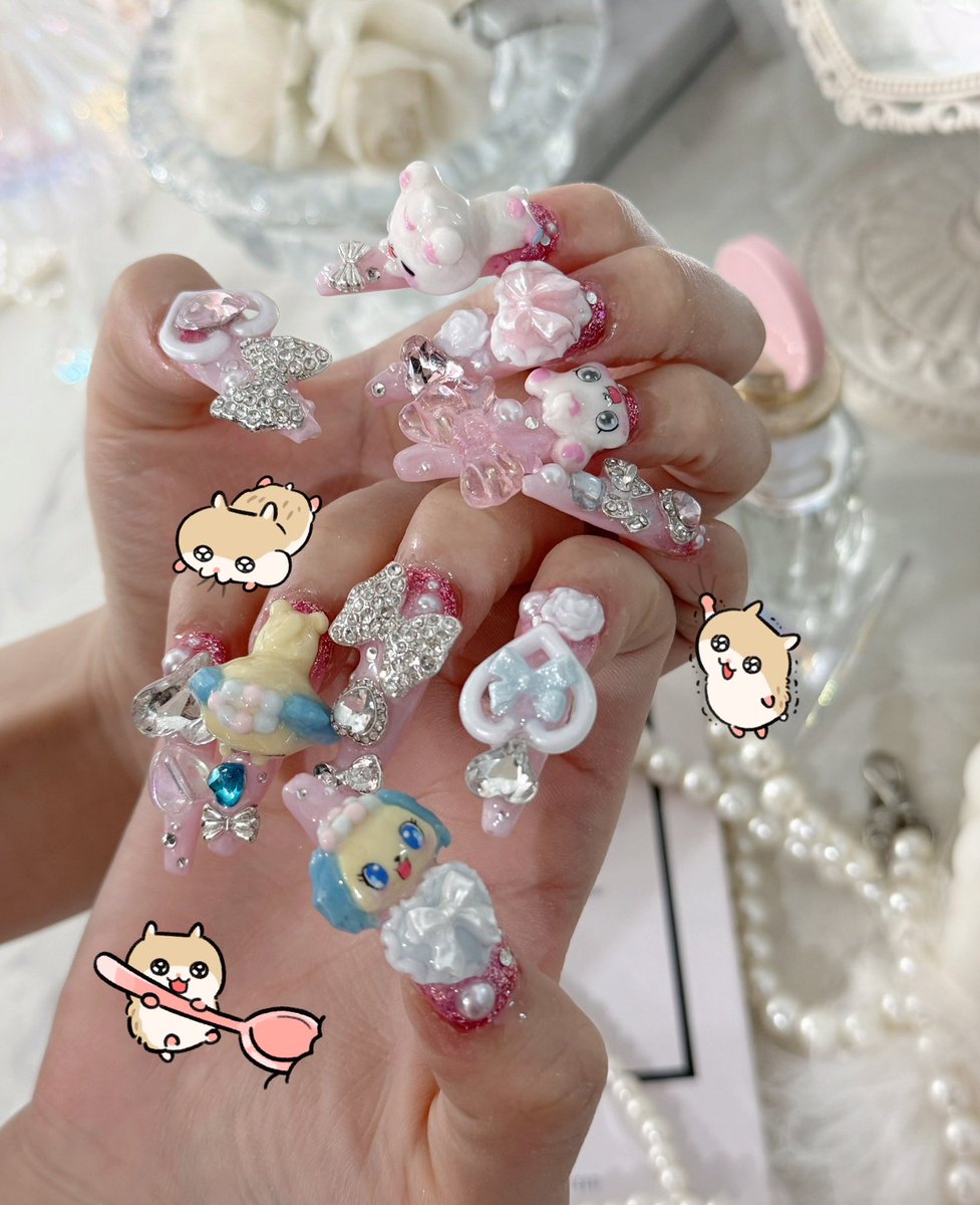 kyuru70's tweet photo. 初日までにネイル変えたいのにジュエルペット外したくない😭ｗｗｗけどもうこんなゴテゴテやらない（鬼重い） https://t.co/aQsCyvsa10