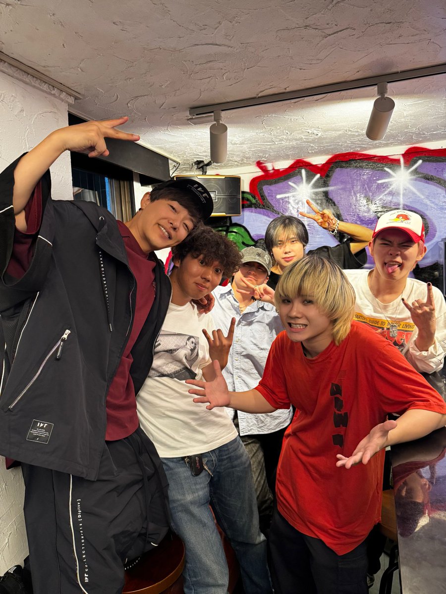ike1984official's tweet photo. 新宿ロフトで待ってる19時

このライブ観にこないのは損だと

後から思いますぜ、いまを見といて

ふふふ、おれ人うまく呼べなくなってきた^_^

また1からやる。

今日も一歩進む

おい、舐めんなよ^_^まだ枯れてねーよ

本気の声がどーゆーもんか、来た人だけにみしちゃる。

後に連なる後輩にも、いま見せとく。