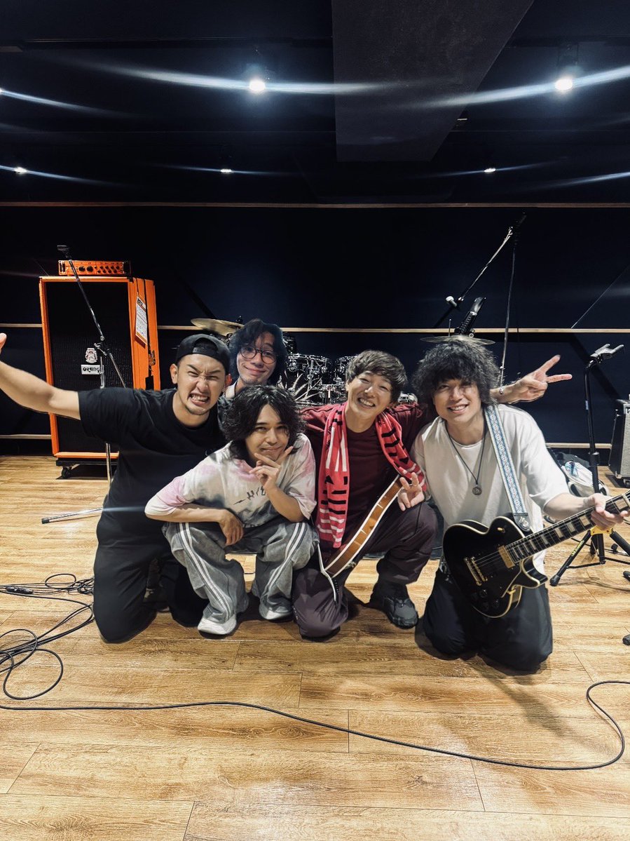 ike1984official's tweet photo. 新宿ロフトで待ってる19時

このライブ観にこないのは損だと

後から思いますぜ、いまを見といて

ふふふ、おれ人うまく呼べなくなってきた^_^

また1からやる。

今日も一歩進む

おい、舐めんなよ^_^まだ枯れてねーよ

本気の声がどーゆーもんか、来た人だけにみしちゃる。

後に連なる後輩にも、いま見せとく。