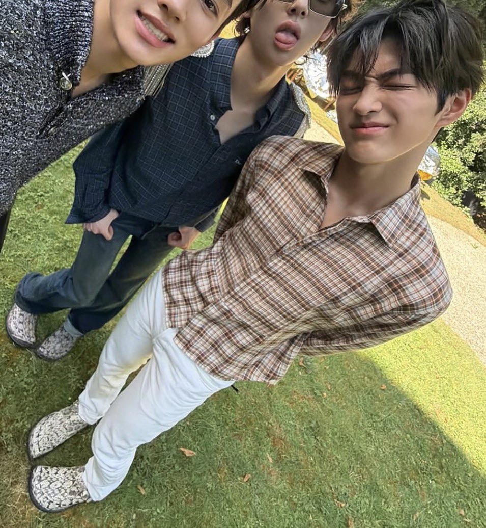keehono_'s tweet photo. quando meu kpop idol é uma garota de anime https://t.co/CqGtTzne3u