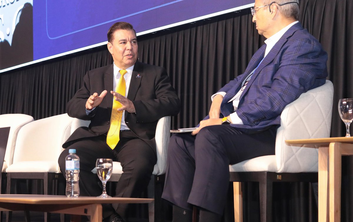 Senatur_Py's tweet photo. 🤝 Senatur impulsa la visión de un Paraguay más competitivo en el escenario turístico internacional

✅ Durante la Expo Real Estate Paraguay-5º Congreso de Desarrollos e Inversiones Inmobiliarias, el ministro de Turismo, @Jacinto_Senatur 
participó como disertante en un panel debate, donde expuso sobre el tema “Turismo, hospitality y el Paraguay que proyecta crecer”.

➡️ En la ocasión, se refirió a los desafíos y oportunidades del sector para consolidarse como un motor de desarrollo económico.

👤 El titular de la Secretaría Nacional de Turismo (Senatur) reafirmó la estrategia de fortalecimiento del sector turístico, y destacó el objetivo de aumentar a 10 millones el flujo de visitantes para el año 2037, como parte de los esfuerzos orientados a posicionar a Paraguay entre los destinos más competitivos de la región.

✨ El conversatorio permitió también, reflexionar sobre las perspectivas de inversión en el ámbito de la hospitalidad y la infraestructura turística, así como sobre la importancia del trabajo conjunto entre los sectores público y privado para potenciar la oferta del país y promover un crecimiento sostenible de la industria.

✔️ La Expo Real Estate Paraguay es uno de los principales espacios de encuentro del sector inmobiliario en América Latina, que reúne a referentes, desarrolladores e inversionistas con el objetivo de fomentar nuevas oportunidades de negocios.