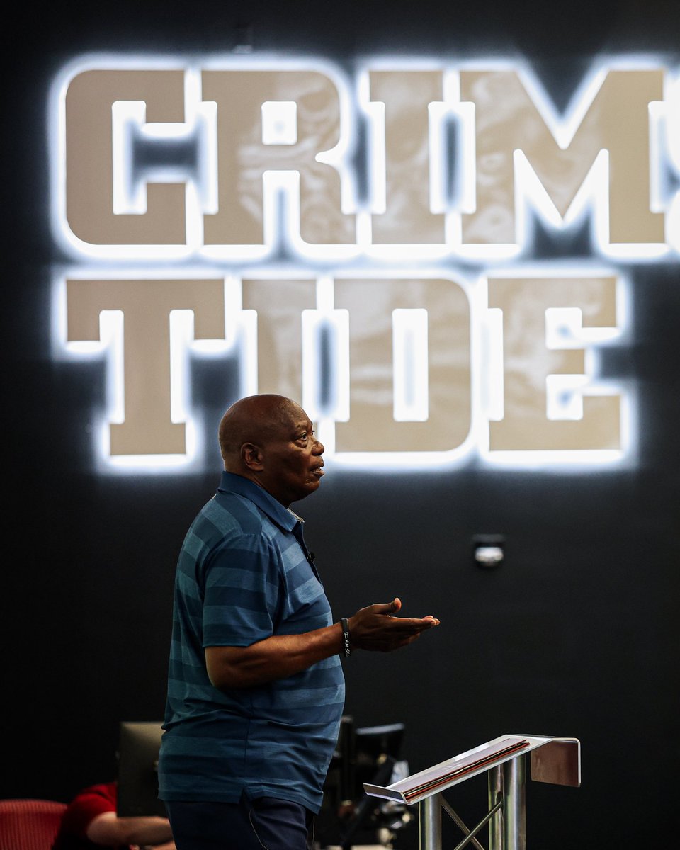 AlabamaFTBL's tweet photo. From Alabama legend to NFL Hall of Famer. ✊

Thank you, Ozzie Newsome, for spending time with our team and sharing the wisdom, leadership, and perspective that have made you one of the most respected figures in football! https://t.co/BX2fhjiSUo