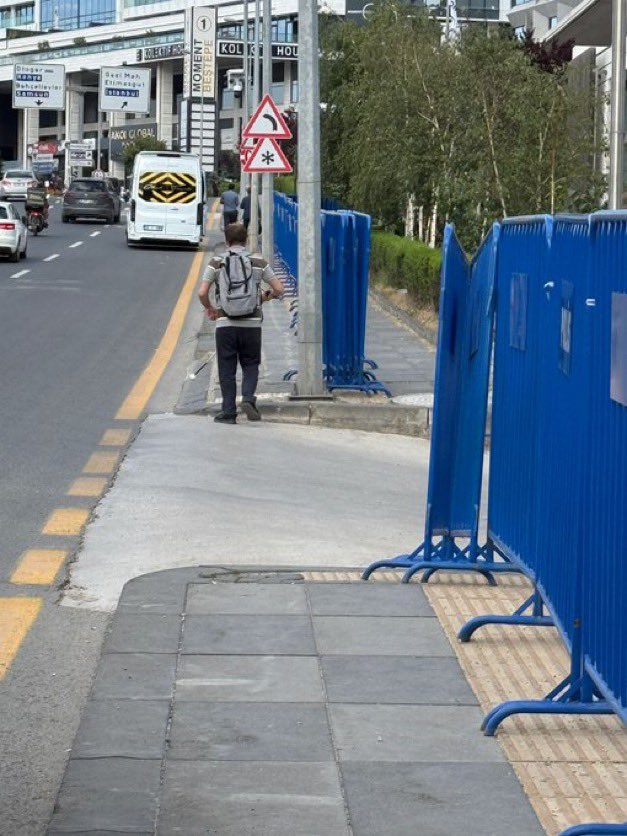 istbassavcisi's tweet photo. — Ankara’da “NATO Zirvesi” için kurulan barikatlar nedeniyle yolunu bulmakta zorlanan görme engelli bir vatandaş: