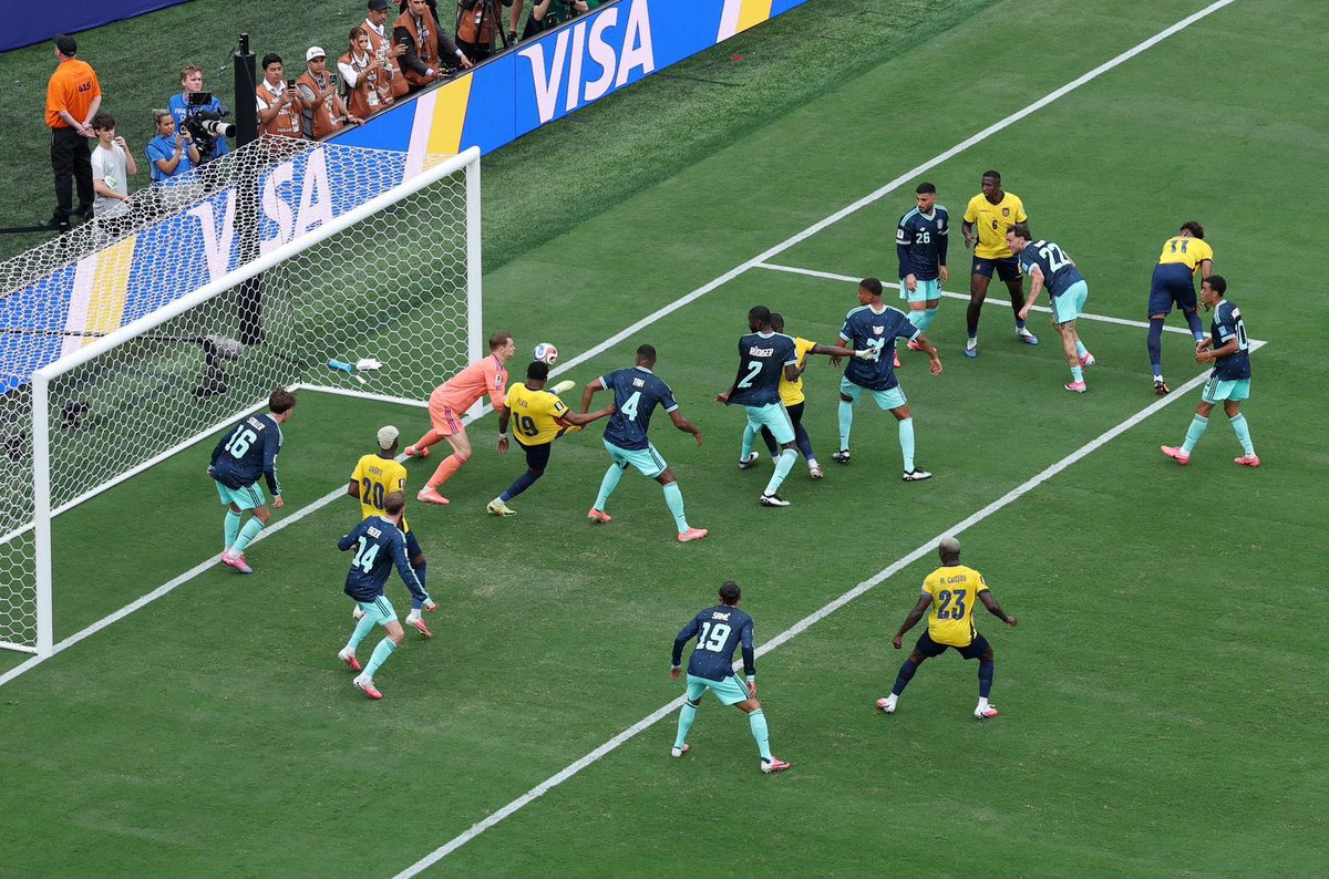 joserra_espn's tweet photo. LOCURA EN EL MUNDIAL!

Ecuador le gana 2-1 a Alemania. La selección sudamericana revienta quinielas, consiguió una de las sorpresas más grandes de esta Copa del Mundo.
Hazaña histórica! Fiesta en Ecuador! https://t.co/QchBv5aMDL