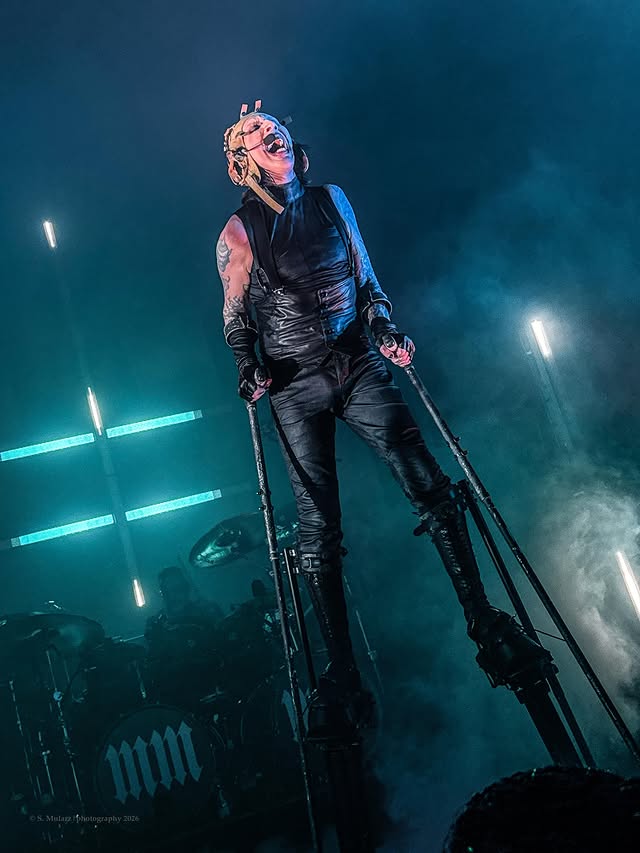 HELL_ETC's tweet photo. Louisville Palace Theatre, Louisville, KY 🇺🇸, 12.05.2016.

📸 s_mularz

#marilynmanson https://t.co/5P7Bdrz2qs