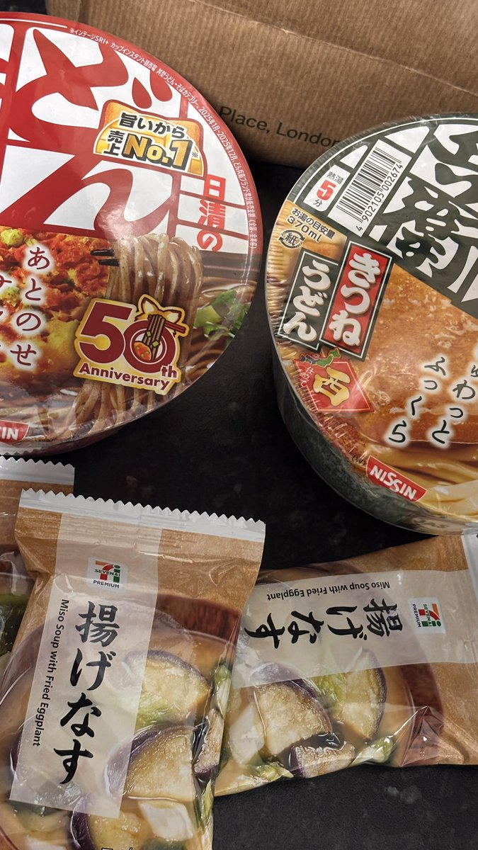 bkmk_uk's tweet photo. 先日のロンドンは日本から来てくれた友達とのcatch upでした🤎手土産にと日本の食材を持ってきてくれて...東京に住む彼女、関西人の私のためにわざわざ「西仕立て」のどん兵衛を通販で買って持ってきてくれた🥹そうなの、この味！西仕立てはこちらではなかなか手に入らないから...🥹🥹 https://t.co/rHB0voeTVT