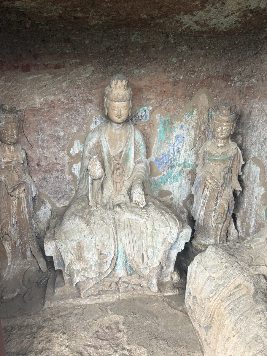 satomi_hiyama's tweet photo. 敦煌財団主催の西安・甘粛省の研究旅行で、20年ぶりに麦積山石窟訪問を果たしました。当時は何も分からないまま見ていましたが、改めて北魏・西魏の仏像の美しさに衝撃を受けました。北朝期の仏像に用いられた木材などもそのまま良い状態で保存されており、驚きました。 https://t.co/oGbJHuIeNr