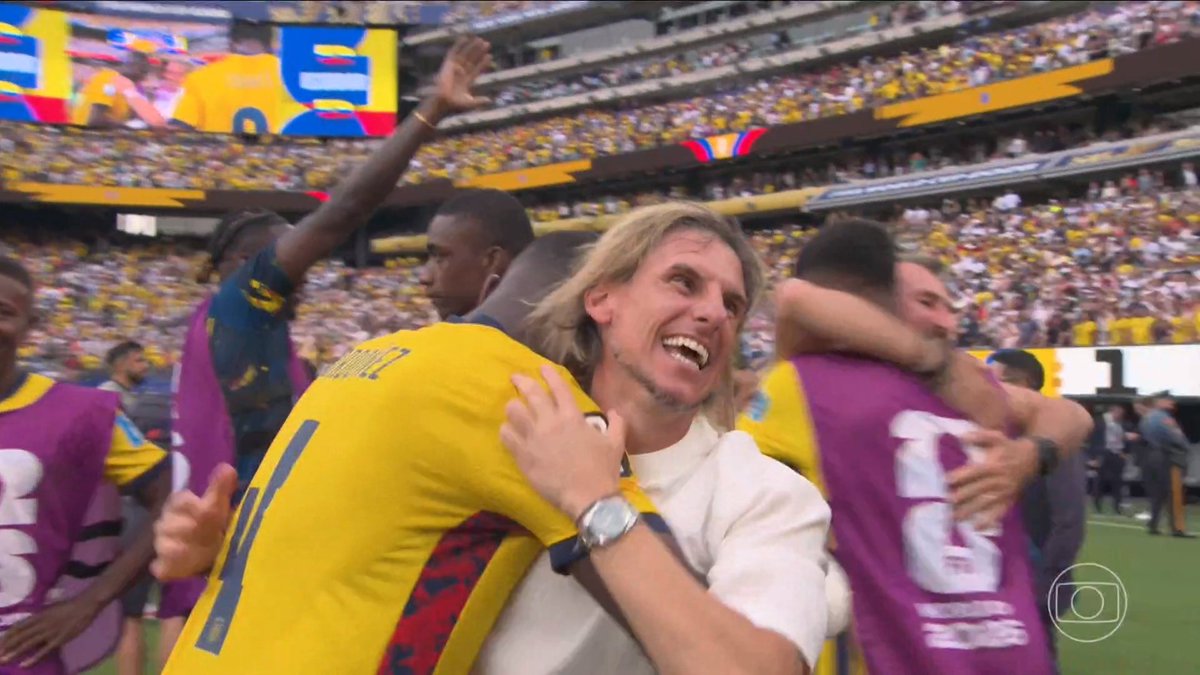 ZAMENZA's tweet photo. Os jogadores do Equador nem acreditam no que fizeram. HISTÓRICO. #EQUXALE https://t.co/9ArMdKL6BD