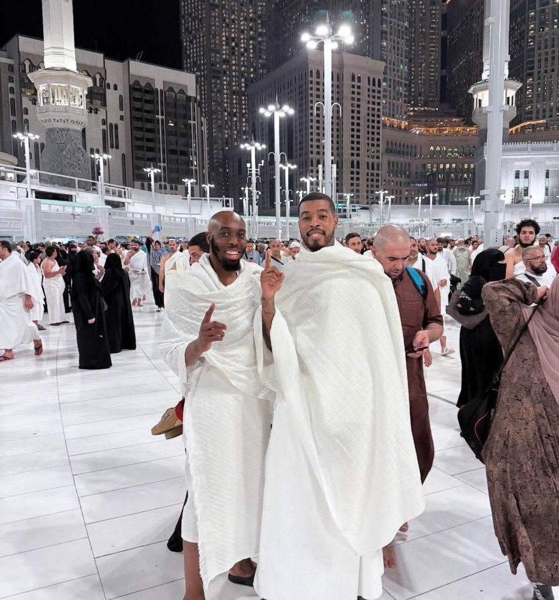 mondemuslims's tweet photo. 🚨🗣️Presnel Kimpembe 🇫🇷 raconte ce qui l’a poussé à se convertir à l’islam 🙏🕋 :

« Comment ai-je découvert l’islam ? En fait, j’ai grandi avec des musulmans. J’ai grandi avec tout le monde, MAIS MES AMIS LES PLUS PROCHES ÉTAIENT MUSULMANS. ☝️

Je leur ai toujours dit que JE NE ME CONVERTIRAIS JAMAIS, que si j’étais né comme ça, c’est qu’il y avait une raison.

J’étais chrétien, mais plus le temps passait, plus je commençais à lire et à m’intéresser à cette religion. Et mes deux grands frères se sont, eux aussi, convertis.

Je les ai observés, j’ai appris d’eux également, et c’est venu naturellement. J’AI COMMENCÉ PAR FAIRE UN RAMADAN PENDANT L’ÉTÉ, J’AI CRU QUE J’ALLAIS MOURIR 😂. On était en pleine pré-saison avec Unai Emery 🇪🇸, sous 45 degrés.

J’ai commencé à essayer de prier, puis j’ai franchi le pas, sans rien dire à personne. JE NE VOULAIS PAS QU’ON M’INFLUENCE. ❌

Je me suis converti, j’ai pris mes potes comme témoins et nous y sommes allés.

Si je suis allé à La Mecque ? Oui, c’était INCROYABLE. Tu ressens une paix immense quand tu vas là-bas. ❤️ »