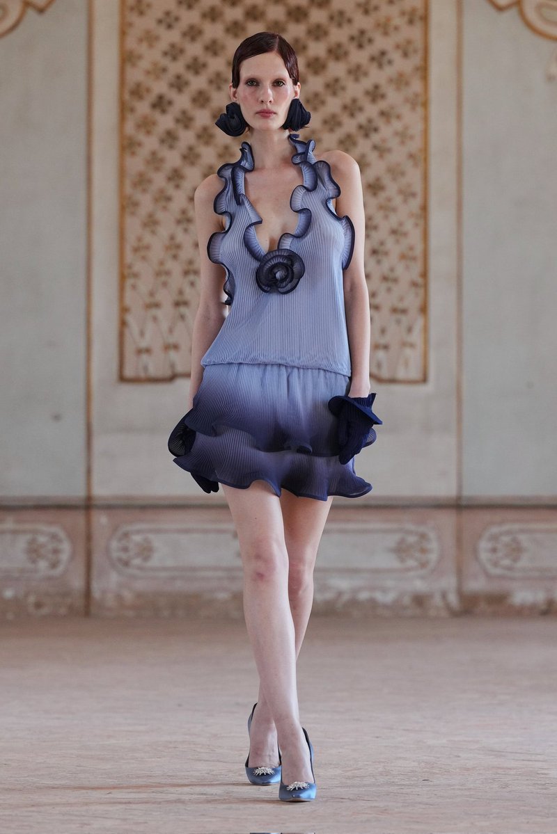 LaModeUnknown's tweet photo. Those PLEATS &amp; RUFFLES.🪡 https://t.co/dzFkoYb4lg