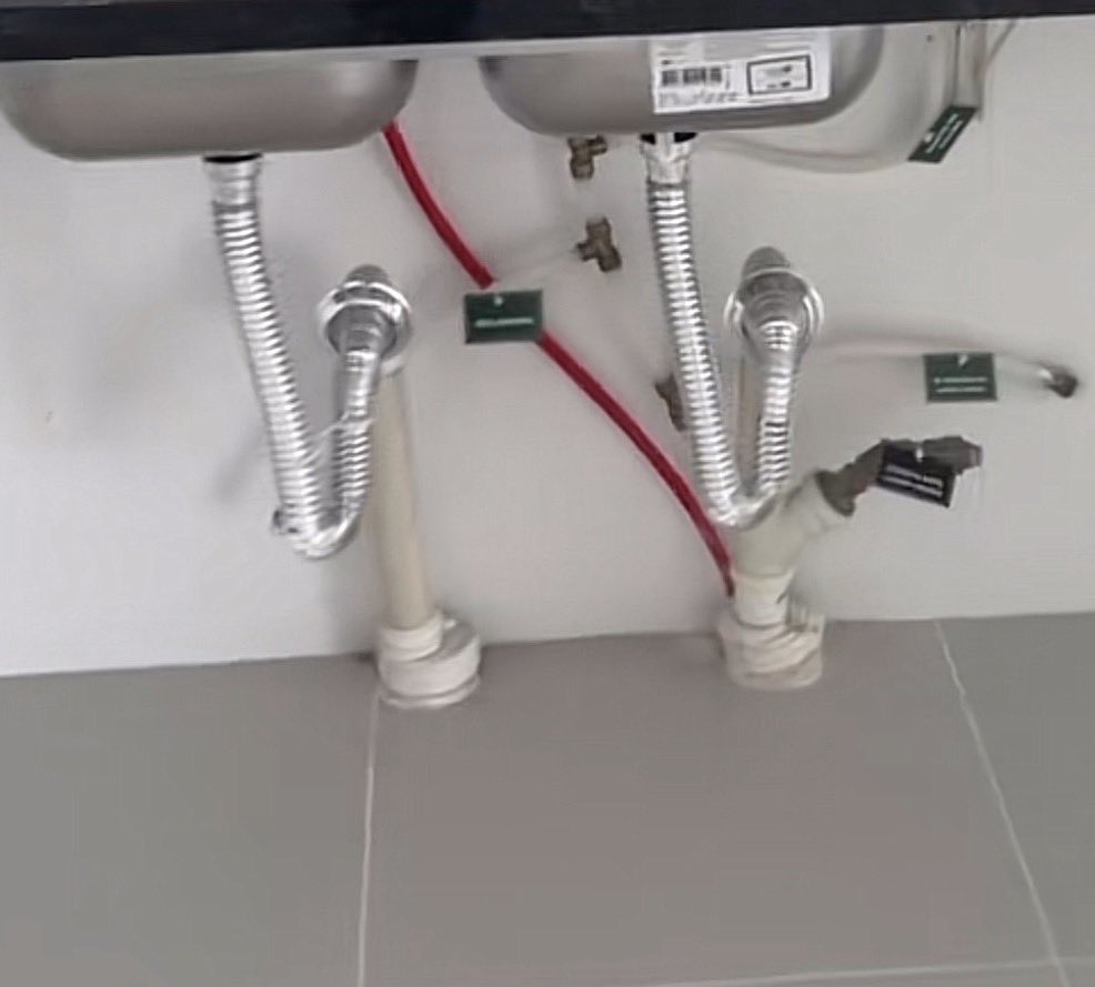 arqjoaogabriel's tweet photo. QUERIA ENTENDER POQUE DIACHO AS COSNTRUTORAS ESTÃO ENTREGANDO TODA PARTE HIDRÁULICA EXTERNA AGORA. 
Péssimo isso! Se não for possível embutir por questão estrutural o cliente perde MUITO de armazenamento. https://t.co/LoEAPfLxge