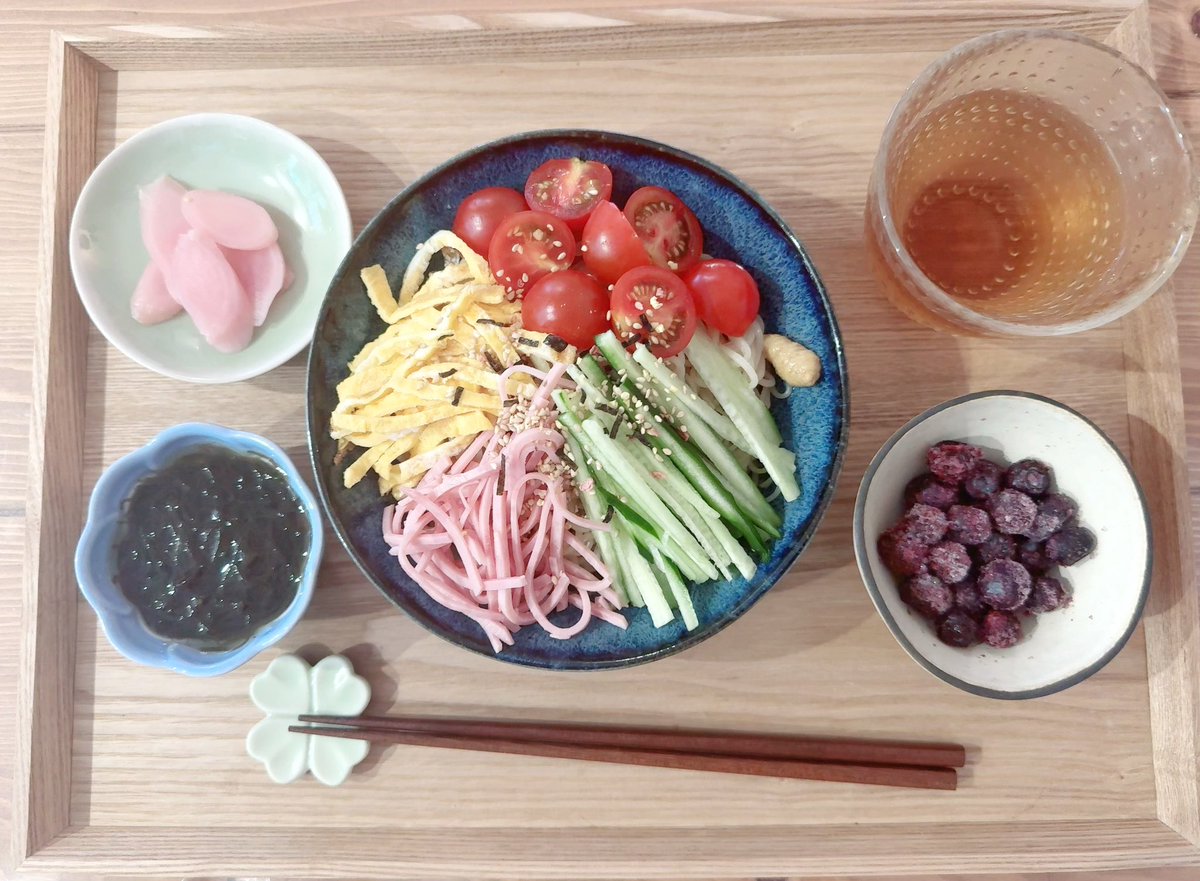 Runrunrinr's tweet photo. 🍧🍜💛 https://t.co/LSaqt1q2eb