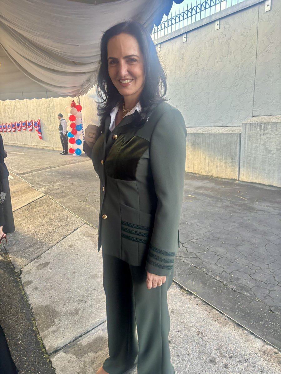 darcyquinnr's tweet photo. No sé si a @MariaFdaCabal la nombren @mindefensa pero ya tiene el uniforme puesto https://t.co/5yHoAgpxyy