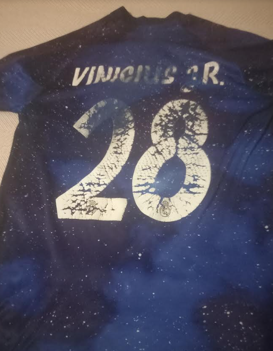 Cr7stianismo_'s tweet photo. Ahora parece que está de moda ser fan de Vinícius Junior.

Pero todos sabemos que los comienzos no fueron difíciles.

Para los que compramos su camiseta en 2019 con el número 28. Los que lo vimos jugar en el Castilla.

Ganamos. Lo hicimos. Y seguiremos fieles hasta el final. https://t.co/P8bx40Gims