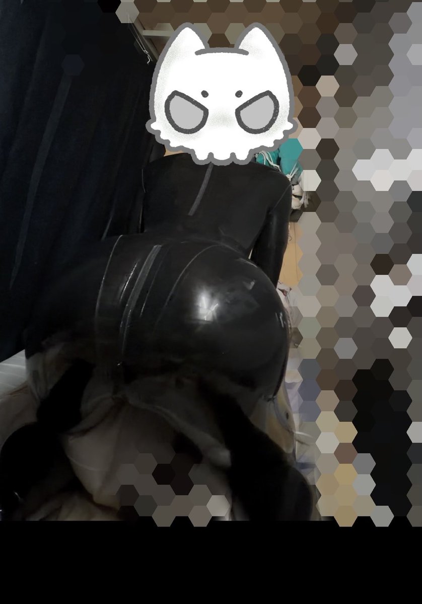 LKJOY10's tweet photo. 第一次穿胶衣是在宿舍床上偷偷穿滴 #latex #胶衣 https://t.co/ULjYu8xgpa