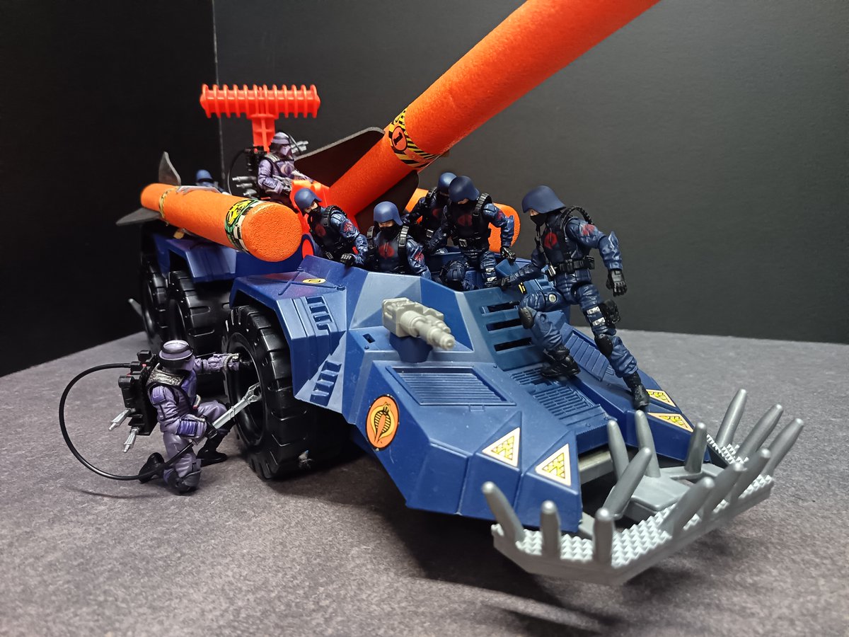 Dylan_Frost81's tweet photo. G.I.ジョー：コブラ・デトネーターは、大陸間弾道ミサイルの輸送、仰角調整、発射に使用される特殊な重装甲軍用トラックです。デトネーターには、デストロの兵器工場で開発された最新のレーザー照準、コンピュータ化された全地球測位システム、スマートミサイル技術が搭載されています。 https://t.co/xJ8DJjhXaQ