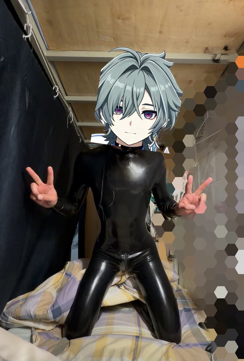 LKJOY10's tweet photo. 第一次穿胶衣是在宿舍床上偷偷穿滴 #latex #胶衣 https://t.co/ULjYu8xgpa