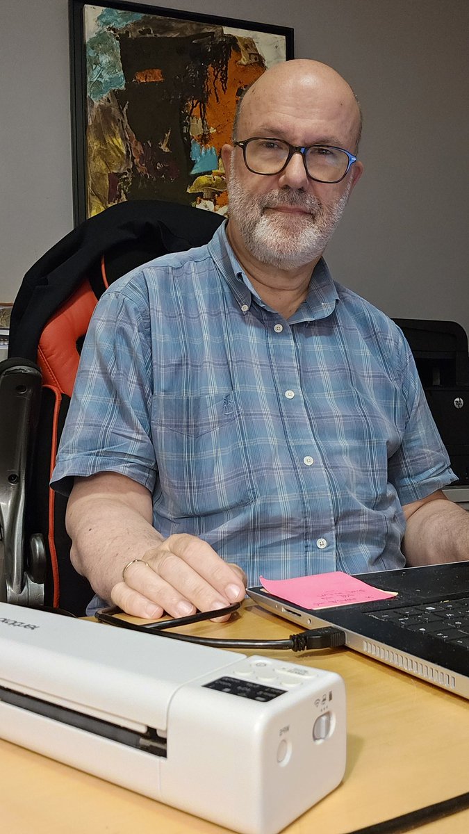 DocPetrus's tweet photo. Dernier soir dans mon cabinet de l’Aude ... Demain, je vogue vers de nouveaux cieux ... Derniers cadeaux de mes patients, le cœur serré. J’ai du mal à  partir ! 💔 https://t.co/Xfc1ytQFhk