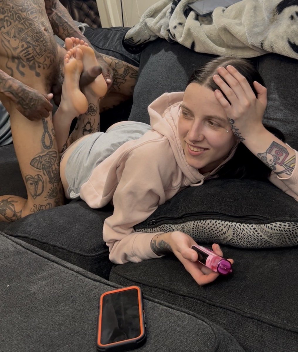 TheFootCrook89's tweet photo. Guess who’s back and happy to get her soles handled 💦 https://t.co/hApZTPu80F
