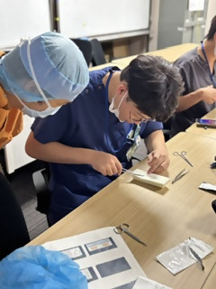 kch_saiyou's tweet photo. 研修医セミナーを開催しました！
今回は形成外科による縫合についてのセミナーでした。上級医の熱心な指導の下、黙々と取り組む姿が印象的でした！
#鹿児島 #市立病院 #採用 #募集 #研修医 #臨床研修医 https://t.co/6Nl8b0dQW1