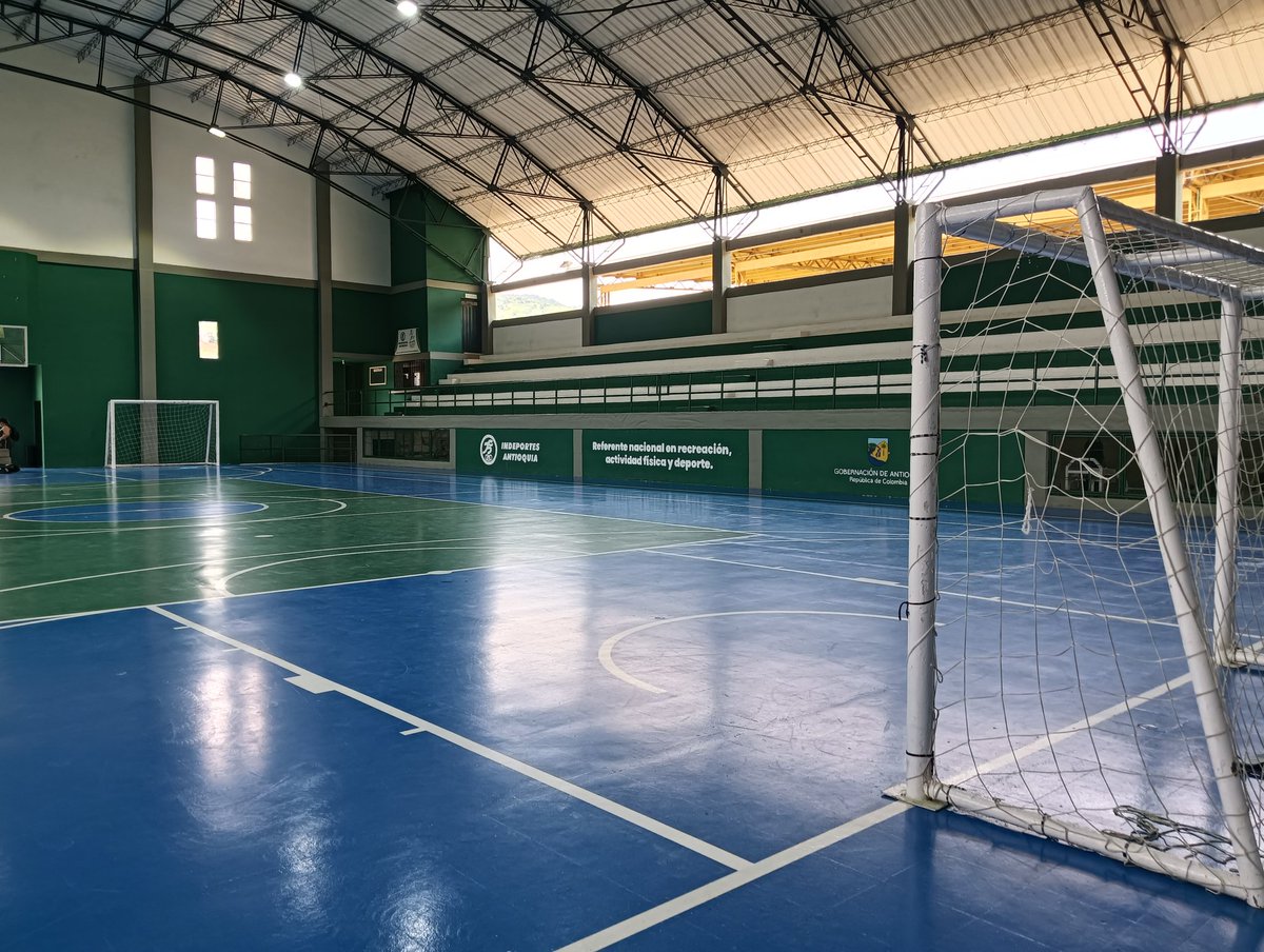 IndeportesAnt's tweet photo. Indeportes Antioquia entregó al servicio de la comunidad, renovado coliseo municipal de San Rafael. Y anunció el mejoramiento de dos canchas de fútbol 5 en este municipio de la subregión oriente, gracias a la tasa de seguridad.

Clic aquí para leer 👉🏼  https://t.co/Uk0QVcV4zH https://t.co/7M90UvQ0il