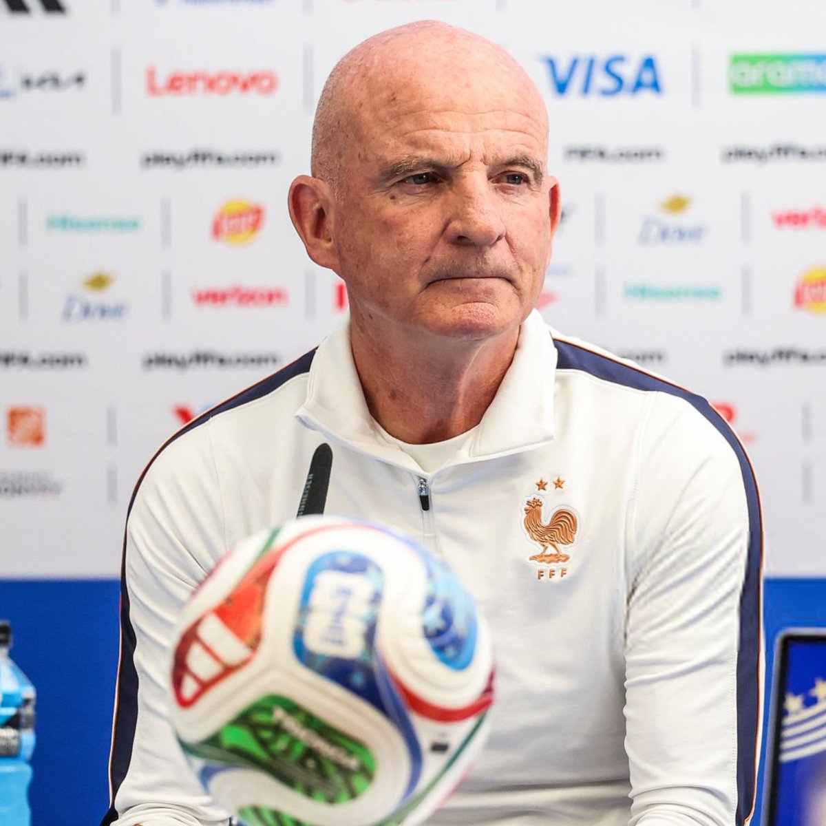 ActuFoot_'s tweet photo. 🚨 Guy Stéphan 🇫🇷  : « J’ai l’impression de ne pas être à ma place. Je ne devrais pas être là. 😢

Le chef n’est pas là, je vais le remplacer ponctuellement. Circonstances obligent. 

On a beaucoup échangé avec Didier, évidemment. Même très loin, il participera au match de demain. »

📺 @M6