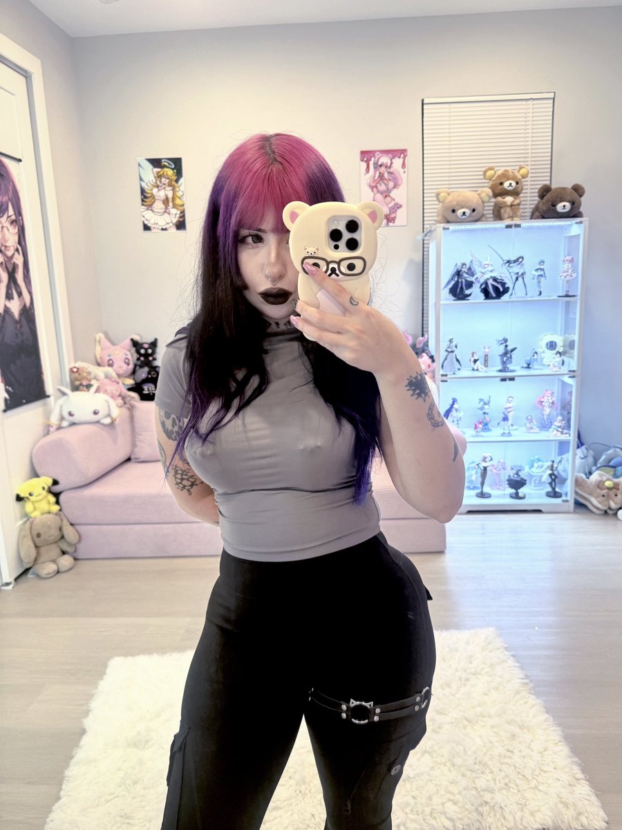 batgirlblair's tweet photo. certified goth mommy build https://t.co/FRU0rQ7Z5D