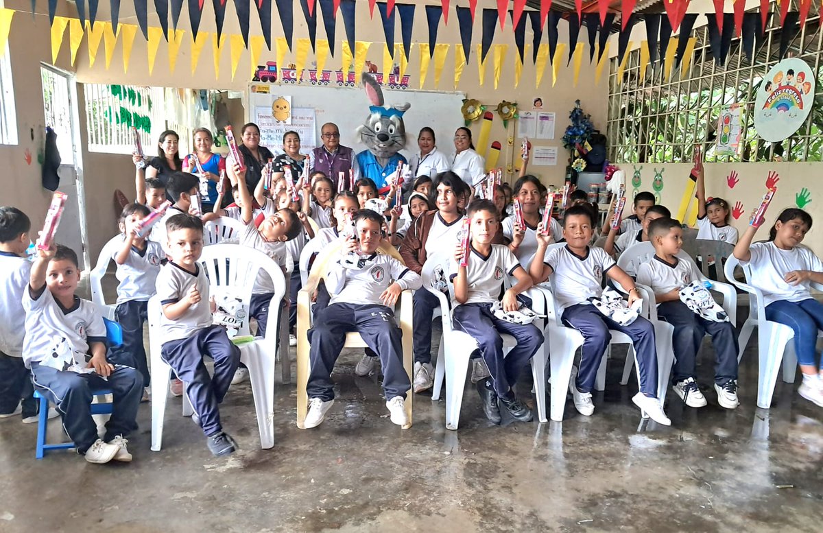 DPS_LosRios's tweet photo. #NoticiasMSP | Nuestro director provincial de @Salud_Ec de #LosRíos, Alfredo Medina, cumple agenda de trabajo en territorio. 

En la escuela Región Litoral, de #BuenaFe, lidera la entrega de kits de higiene bucal para 47 estudiantes. Se impulsa el Programa Salud Escolar. https://t.co/KVNwCjm3rR