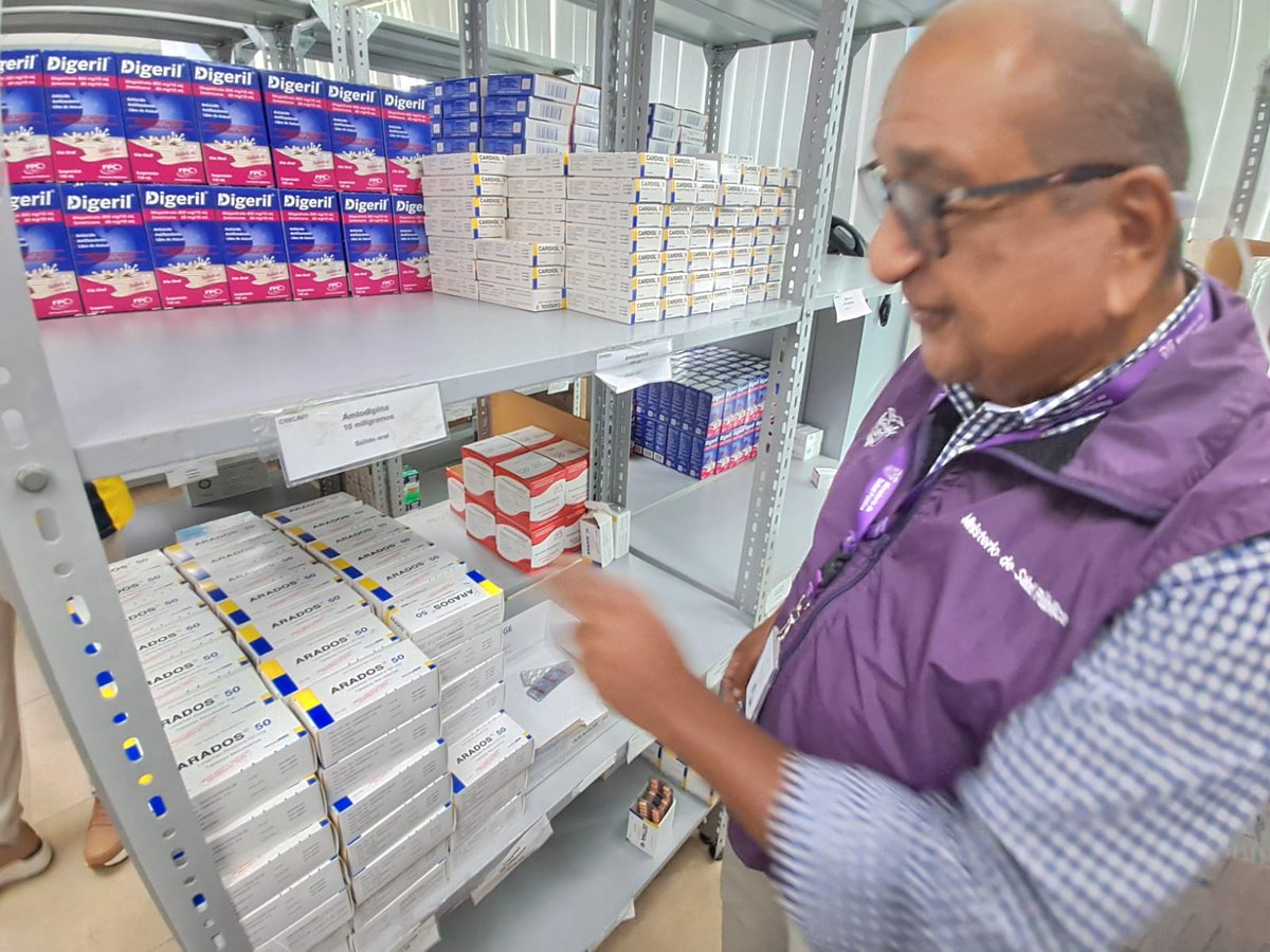DPS_LosRios's tweet photo. Luego, la autoridad provincial visita el Centro de Salud Tipo C Buena Fe, donde da instrucciones relativas a control vectorial, constata el abastecimiento de la farmacia y verifica la calidez de las atenciones, que en lo que va del año ascienden a 82.574. https://t.co/5wgLpeLmRI