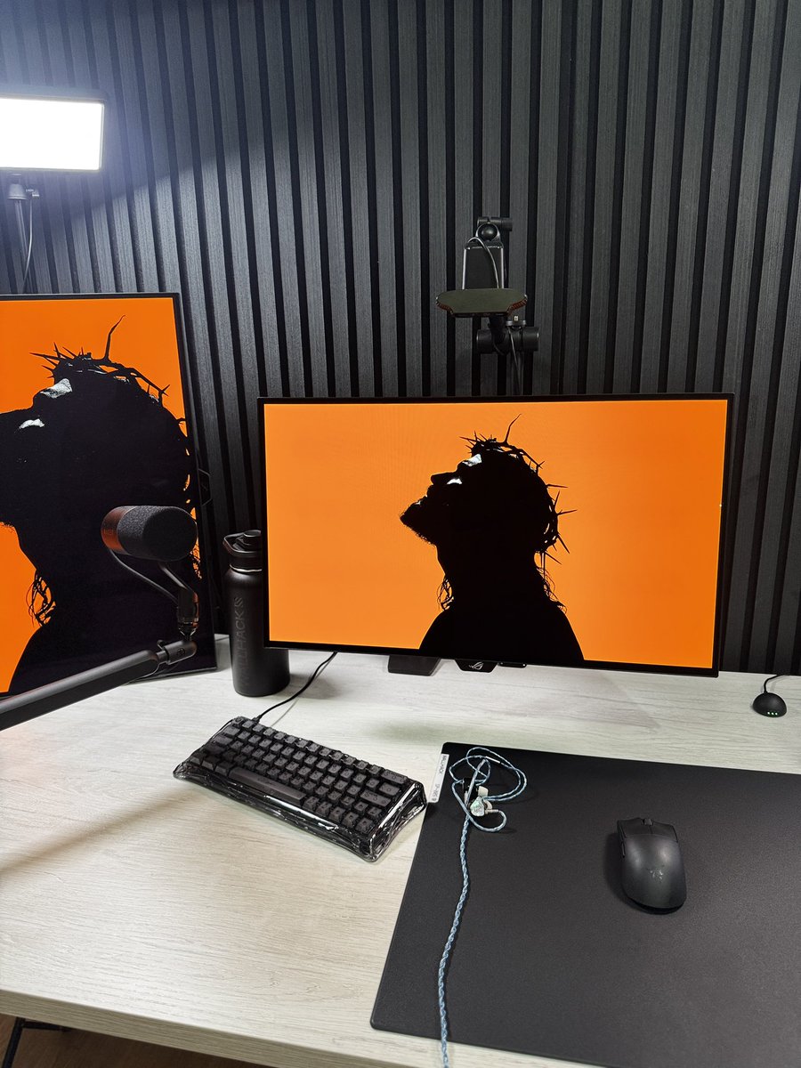 IcePulseTech's tweet photo. Just an upgrade #desksetup https://t.co/QRpynUp27f