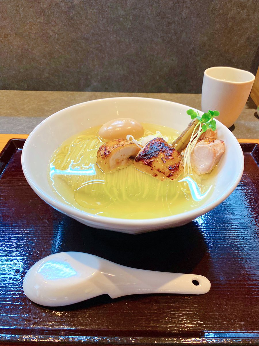 Limited_HUNTER's tweet photo. 鶏出汁中華そば 珀寛流(はかり)＠塩崎(山梨県甲斐市)

味玉中華そば 塩🍜  鶏🥩

ビジュアルが美味しい🥹✨

鶏油が煌めく極上の鶏出汁スープとカエシとの、シンプルな味わいがめちゃくちゃ美味い😍😍

2種から選べる鶏チャーシューはしっとりジューシー🤤💯

営業時間が9時からなのが嬉しい🥹🥹🥹 https://t.co/JR7iO6Cst9