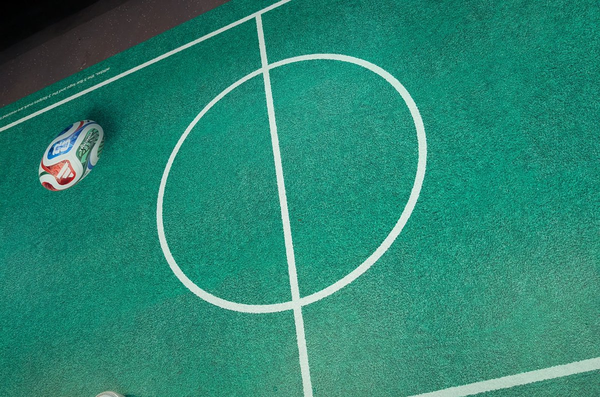 quick919_nassy's tweet photo. 出勤中。乗った電車が⚽️日本代表仕様✨️
幸先が良い😊
誰も写真撮ってないから控えめに4枚。 https://t.co/9JOfugCoqK