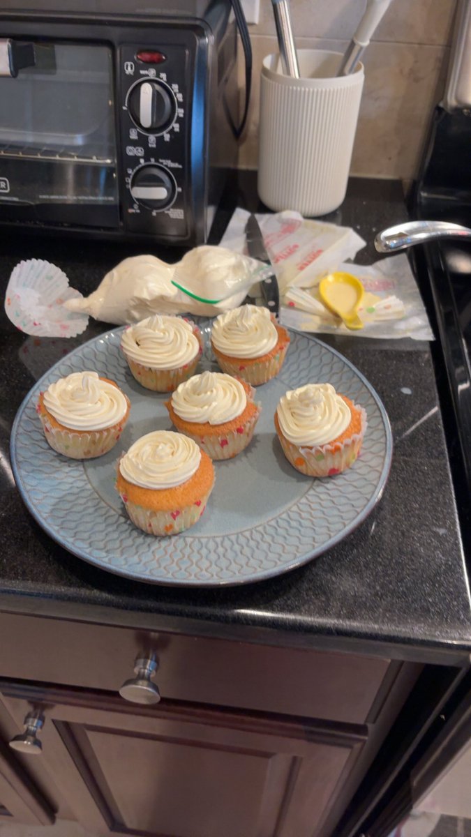pizzapocalyps's tweet photo. i made cupcakes :3 https://t.co/WKRw2H6zlN
