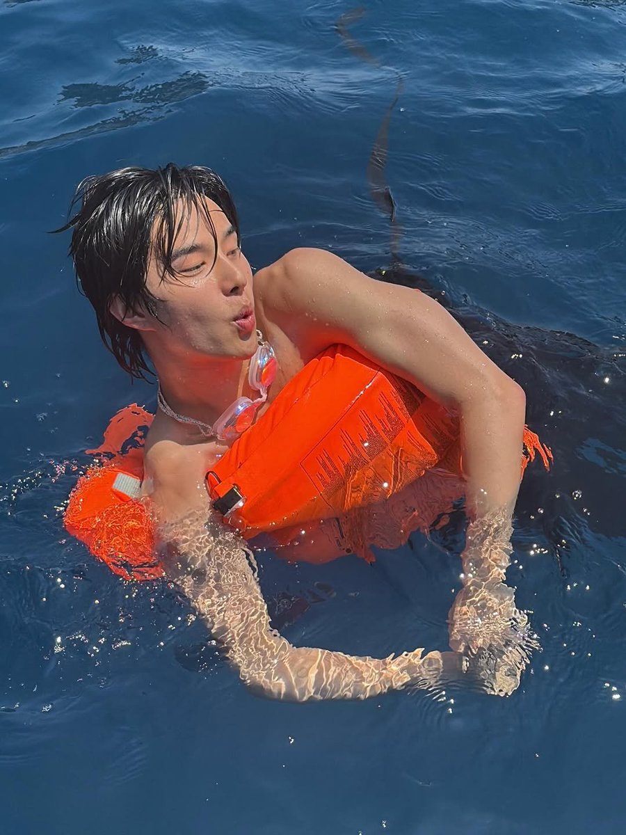 truebluemooon's tweet photo. อากาศที่อิตาลีมันเป็นยังไงเอ่ย มันมีรูปตอนป๋อมแป๋มกันทุกคน และเป็นร่างที่จะไม่ได้เห็นเมื่อกลับเกาหลีด้วย 555555555555555555 https://t.co/8jRET6Nj8X