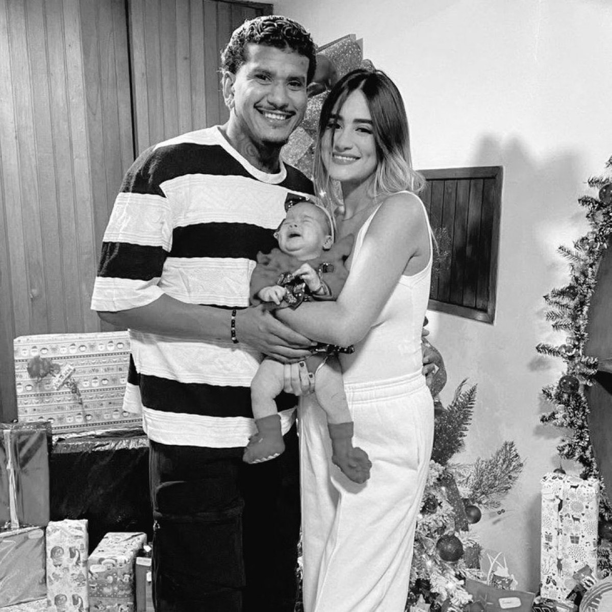 KRONIKInsights's tweet photo. 🔴 L’épouse du footballeur vénézuélien Hector Bello est décédée après avoir été ensevelie sous les décombres lors du séisme au Venezuela.

➖ Leur petite fille aurait, elle, survécu et serait saine et sauve. 🕊️💔 https://t.co/K0eNbkE8cd