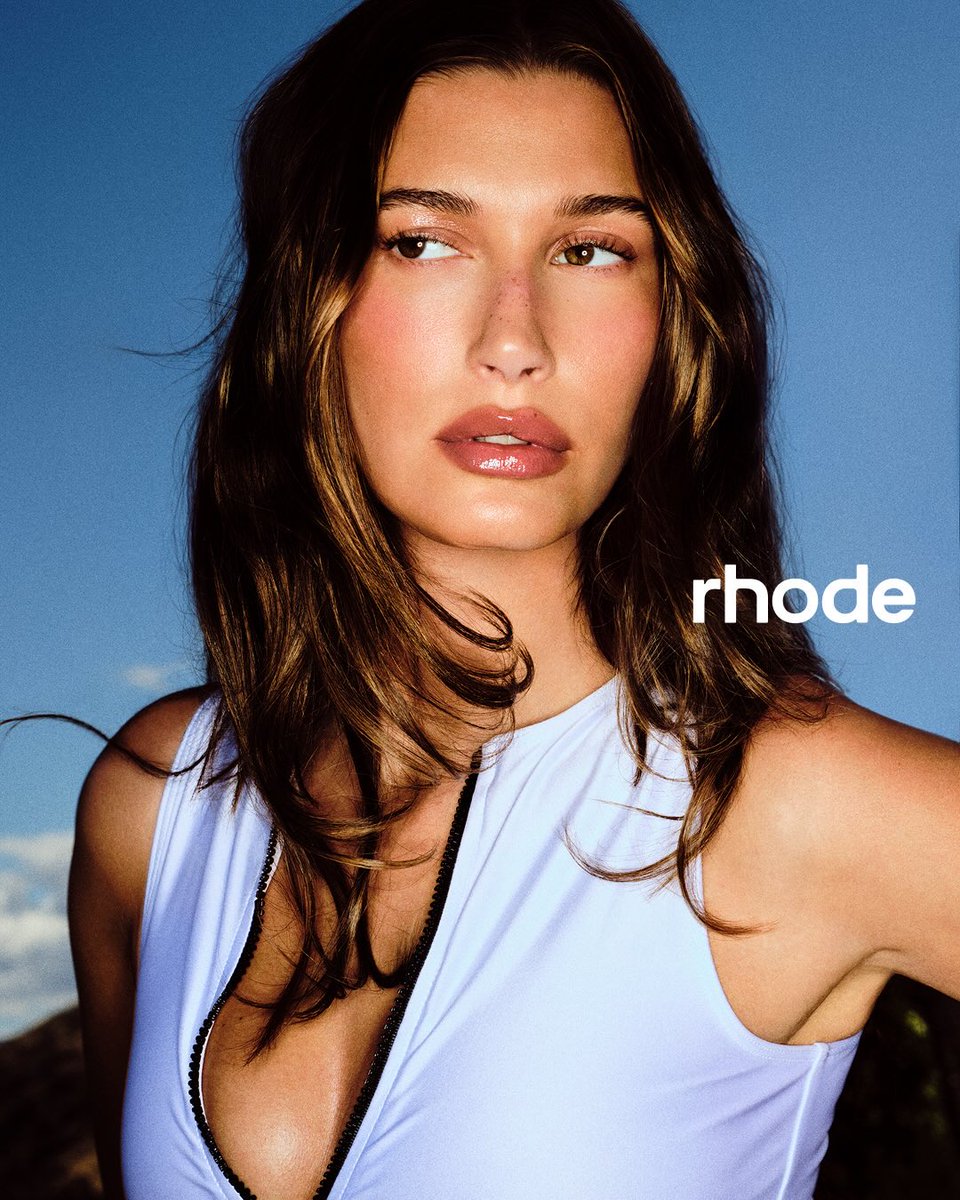 portalhaileybr's tweet photo. Hailey Bieber em nova foto promocional para a coleção de verão da Rhode. https://t.co/RC8GOpHJrJ