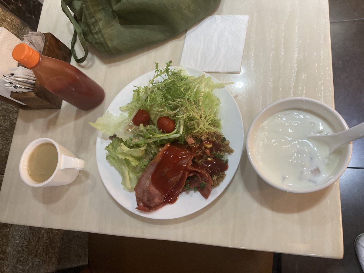 Takuya_134's tweet photo. China4日目の朝食…いつもと同じ。
レタス、ベーコン、少しの炒飯、ヨーグルト。　しかし忙しい、明日も仕事だ〜😭 https://t.co/SkhfeAzGrq